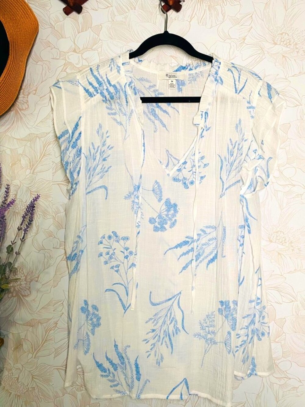 C By One Plus Size 3X White & Blue Floral Print Sleeveless Blouse With V-Necklin